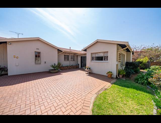 4 BEDROOM FREESTANDING FOR SALE IN DALPARK EXT 11